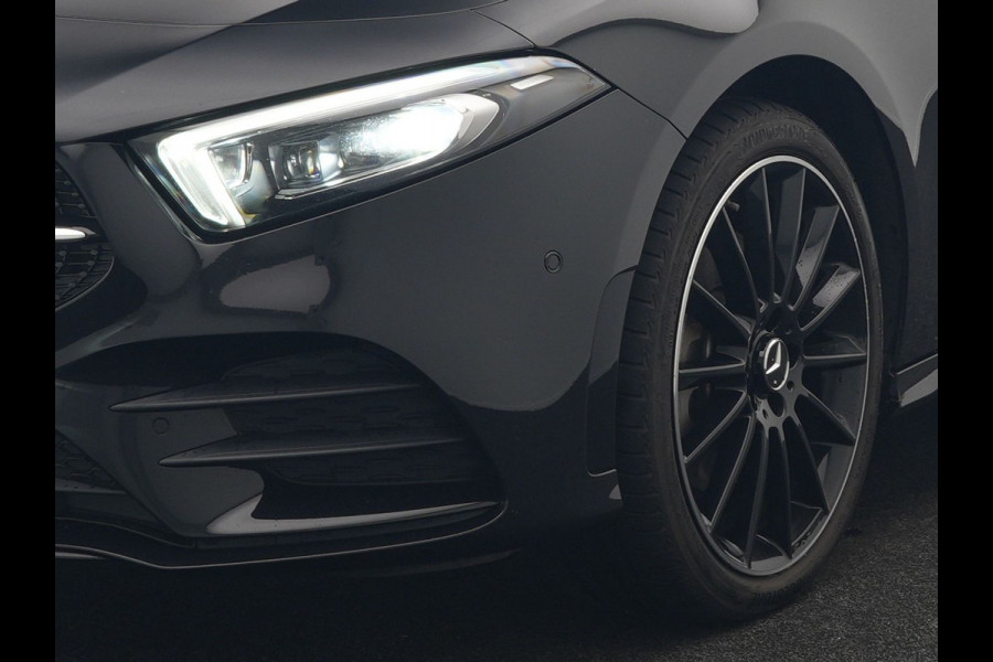 Mercedes-Benz A-Klasse 250 e AMG Line PHEV 218pk | Panodak | Multibeam LED | Alcantara Sportstoelen Verwarmd | Apple Carplay | Sfeerverlichting | Blis | Cruise Control | Navigatie | Virtual | DAB | Plug In Hybrid |