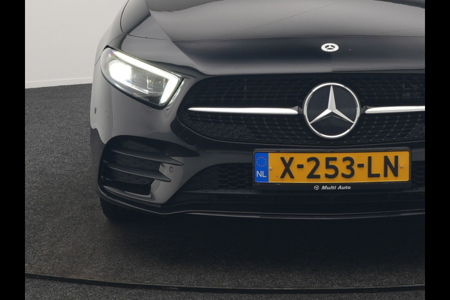 Mercedes-Benz A-Klasse 250 e AMG Line PHEV 218pk | Panodak | Multibeam LED | Alcantara Sportstoelen Verwarmd | Apple Carplay | Sfeerverlichting | Blis | Cruise Control | Navigatie | Virtual | DAB | Plug In Hybrid |