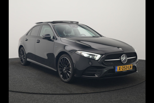 Mercedes-Benz A-Klasse 250 e AMG Line PHEV 218pk | Panodak | Multibeam LED | Alcantara Sportstoelen Verwarmd | Apple Carplay | Sfeerverlichting | Blis | Cruise Control | Navigatie | Virtual | DAB | Plug In Hybrid |