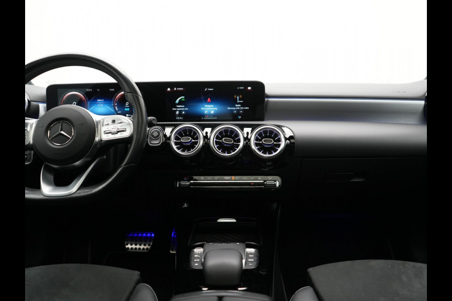 Mercedes-Benz A-Klasse 250 e AMG Line PHEV 218pk | Panodak | Multibeam LED | Alcantara Sportstoelen Verwarmd | Apple Carplay | Sfeerverlichting | Blis | Cruise Control | Navigatie | Virtual | DAB | Plug In Hybrid |
