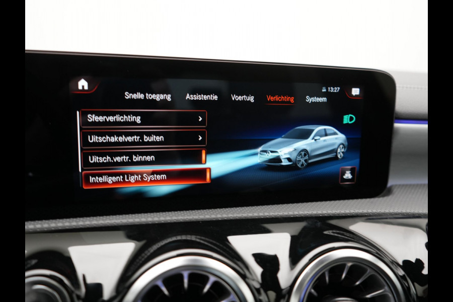 Mercedes-Benz A-Klasse 250 e AMG Line PHEV 218pk | Panodak | Multibeam LED | Alcantara Sportstoelen Verwarmd | Apple Carplay | Sfeerverlichting | Blis | Cruise Control | Navigatie | Virtual | DAB | Plug In Hybrid |