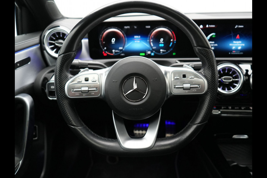 Mercedes-Benz A-Klasse 250 e AMG Line PHEV 218pk | Panodak | Multibeam LED | Alcantara Sportstoelen Verwarmd | Apple Carplay | Sfeerverlichting | Blis | Cruise Control | Navigatie | Virtual | DAB | Plug In Hybrid |