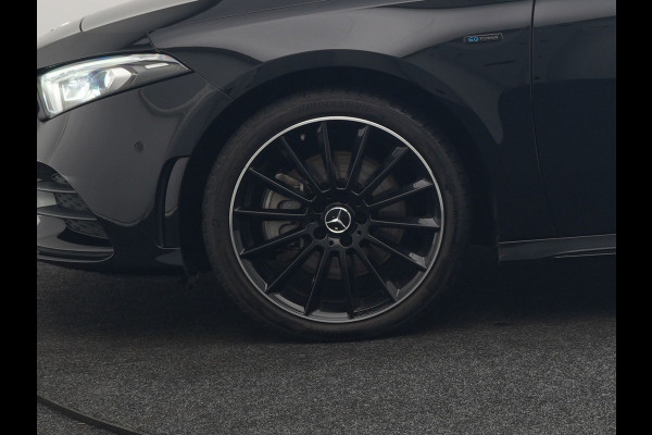 Mercedes-Benz A-Klasse 250 e AMG Line PHEV 218pk | Panodak | Multibeam LED | Alcantara Sportstoelen Verwarmd | Apple Carplay | Sfeerverlichting | Blis | Cruise Control | Navigatie | Virtual | DAB | Plug In Hybrid |