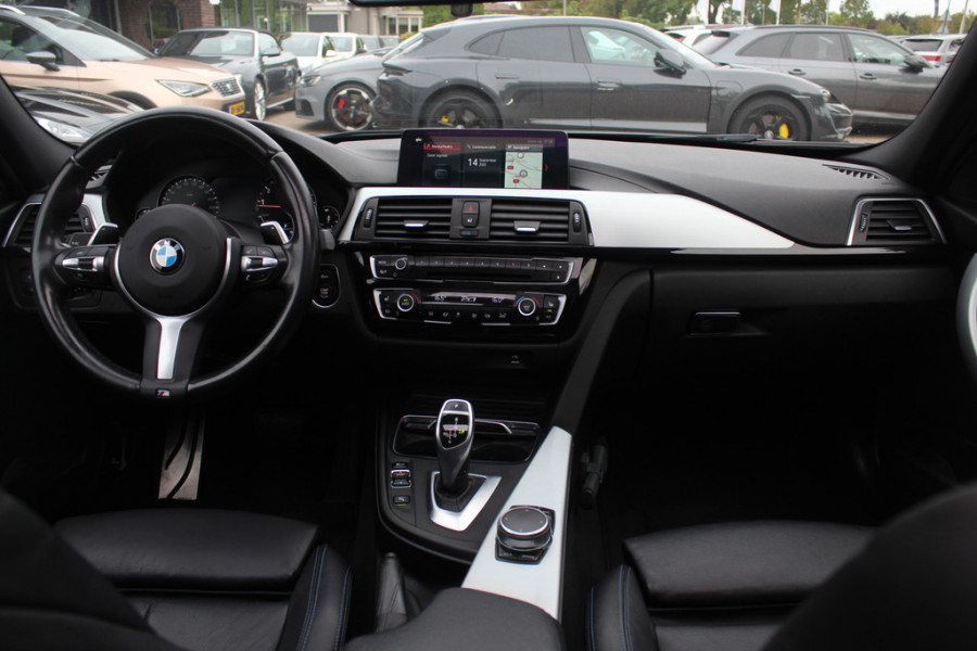 BMW 3 Serie Touring 320i M Sport Edition / Panoramadak / Camera / Head-up / Leder / Keyless / 18'' / Navigatie / Stoelverwarming / DAB / Cruise Control
