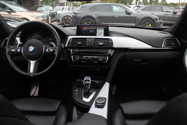 BMW 3 Serie Touring 320i M Sport Edition / Panoramadak / Camera / Head-up / Leder / Keyless / 18'' / Navigatie / Stoelverwarming / DAB / Cruise Control
