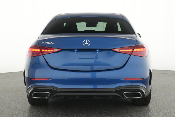 Mercedes-Benz C-Klasse 300 e AMG Plug-In Hybride Trekhaak | AMG LIne | Night Pakket | Memory Voorstoelen | Ledkoplampen | Inclusief 24 maanden Mercedes-Benz Certified garantie voor Europa.