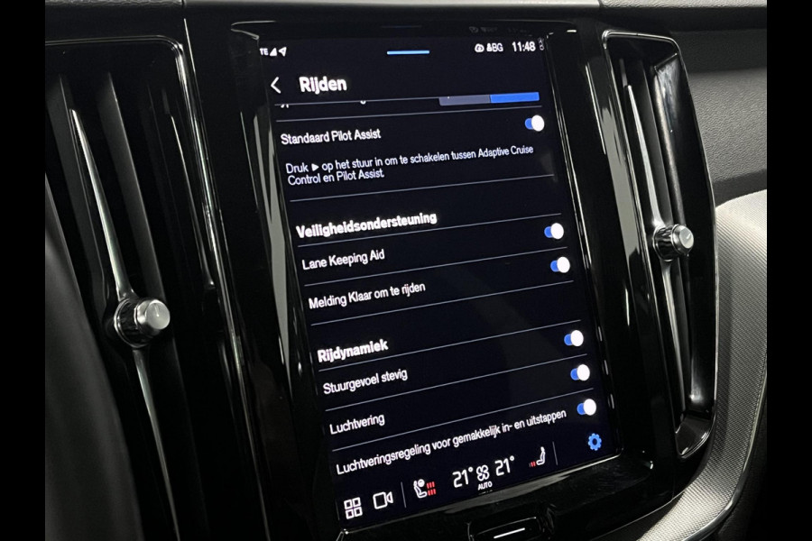 Volvo XC60 2.0 T6 Plug-in hybrid AWD R-Design Luchtvering | Trekhaak | Open dak | Adapt. cruise | Stuur-/stoelverwarming | Memory | Achteruitrij camera | Carplay