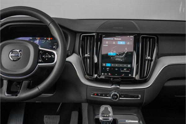 Volvo XC60 2.0 T8 Plug-in hybrid AWD Ultra Dark Pano Luchtvering H/K 21"