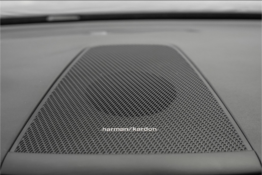 Volvo XC60 2.0 T8 Plug-in hybrid AWD Ultra Dark Pano Luchtvering H/K 21"
