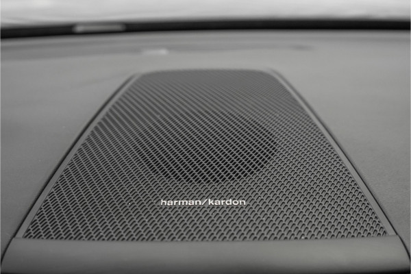 Volvo XC60 2.0 T8 Plug-in hybrid AWD Ultra Dark Pano Luchtvering H/K 21"