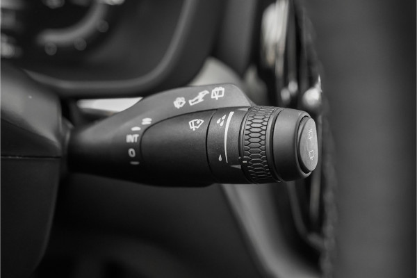 Volvo XC60 2.0 T8 Plug-in hybrid AWD Ultra Dark Pano Luchtvering H/K 21"