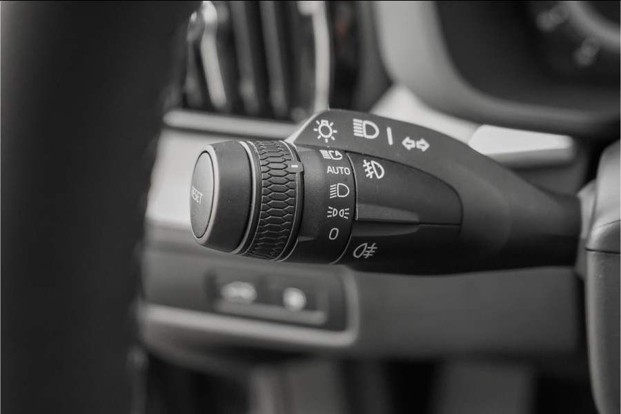 Volvo XC60 2.0 T8 Plug-in hybrid AWD Ultra Dark Pano Luchtvering H/K 21"