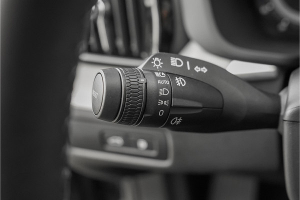 Volvo XC60 2.0 T8 Plug-in hybrid AWD Ultra Dark Pano Luchtvering H/K 21"