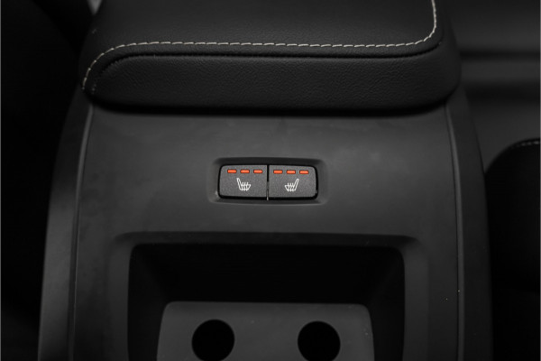 Volvo XC60 2.0 T8 Plug-in hybrid AWD Ultra Dark Pano Luchtvering H/K 21"