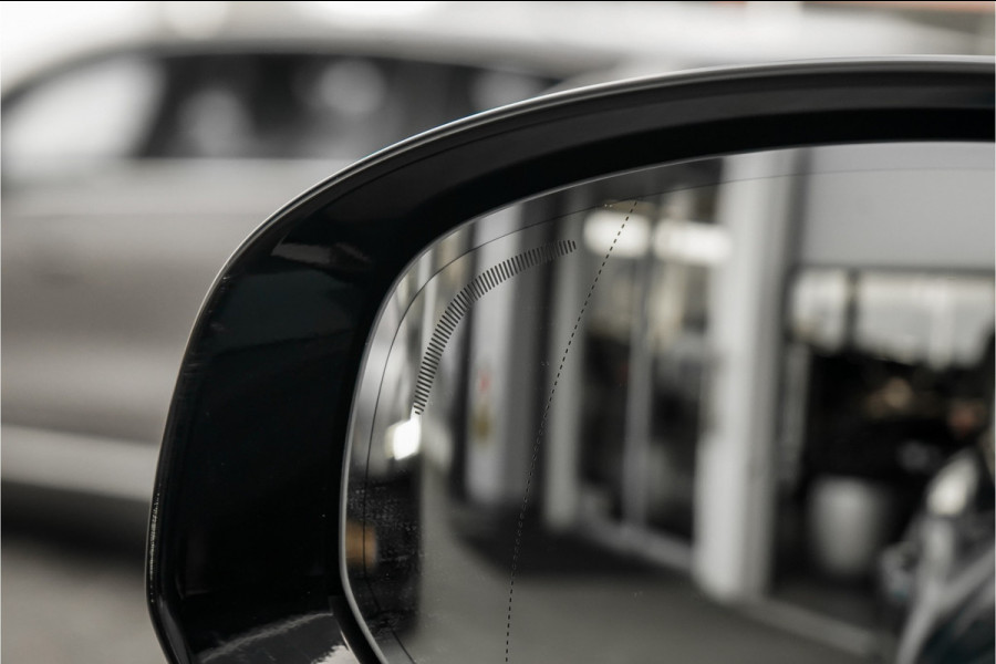 Volvo XC60 2.0 T8 Plug-in hybrid AWD Ultra Dark Pano Luchtvering H/K 21"