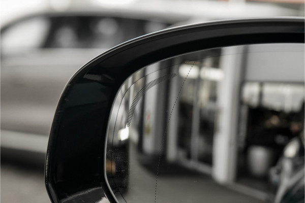 Volvo XC60 2.0 T8 Plug-in hybrid AWD Ultra Dark Pano Luchtvering H/K 21"