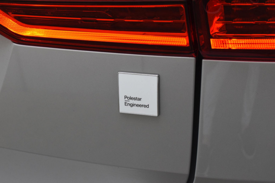 Volvo XC60 T8 455pk Plug-in Hybrid AWD Polestar Engineered / Google infotaiment / Adaptieve cruise control / BLIS/ Panoramamisch schuif-kanteldak / Stoel- en stuurwielverwarming / Apple Carplay / Head-up display / Gelamineerde ramen / 22"Velgen / Bowers & Wilkins audio /