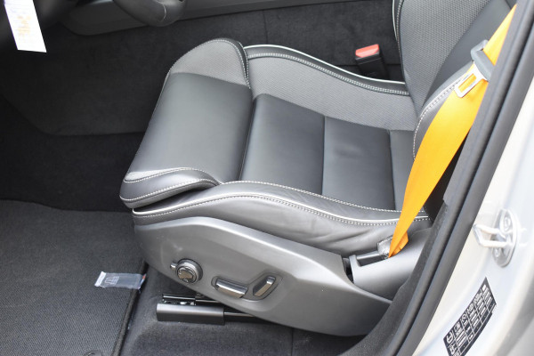 Volvo XC60 T8 455pk Plug-in Hybrid AWD Polestar Engineered / Google infotaiment / Adaptieve cruise control / BLIS/ Panoramamisch schuif-kanteldak / Stoel- en stuurwielverwarming / Apple Carplay / Head-up display / Gelamineerde ramen / 22"Velgen / Bowers & Wilkins audio /