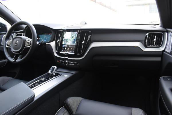 Volvo XC60 T8 455pk Plug-in Hybrid AWD Polestar Engineered / Google infotaiment / Adaptieve cruise control / BLIS/ Panoramamisch schuif-kanteldak / Stoel- en stuurwielverwarming / Apple Carplay / Head-up display / Gelamineerde ramen / 22"Velgen / Bowers & Wilkins audio /