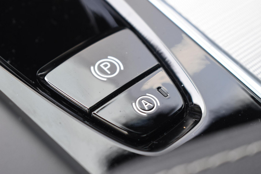 Volvo XC60 T8 455pk Plug-in Hybrid AWD Polestar Engineered / Google infotaiment / Adaptieve cruise control / BLIS/ Panoramamisch schuif-kanteldak / Stoel- en stuurwielverwarming / Apple Carplay / Head-up display / Gelamineerde ramen / 22"Velgen / Bowers & Wilkins audio /