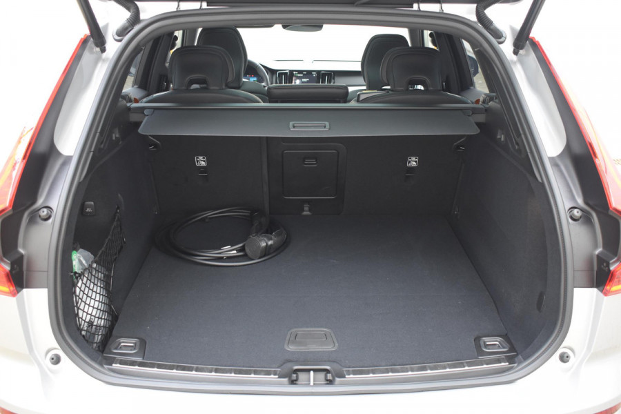 Volvo XC60 T8 455pk Plug-in Hybrid AWD Polestar Engineered / Google infotaiment / Adaptieve cruise control / BLIS/ Panoramamisch schuif-kanteldak / Stoel- en stuurwielverwarming / Apple Carplay / Head-up display / Gelamineerde ramen / 22"Velgen / Bowers & Wilkins audio /