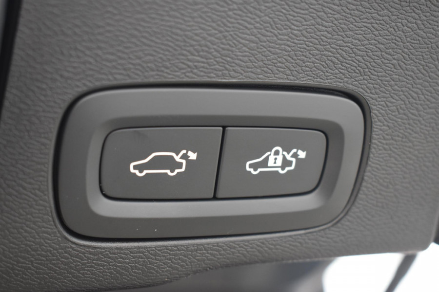 Volvo XC60 T8 455pk Plug-in Hybrid AWD Polestar Engineered / Google infotaiment / Adaptieve cruise control / BLIS/ Panoramamisch schuif-kanteldak / Stoel- en stuurwielverwarming / Apple Carplay / Head-up display / Gelamineerde ramen / 22"Velgen / Bowers & Wilkins audio /