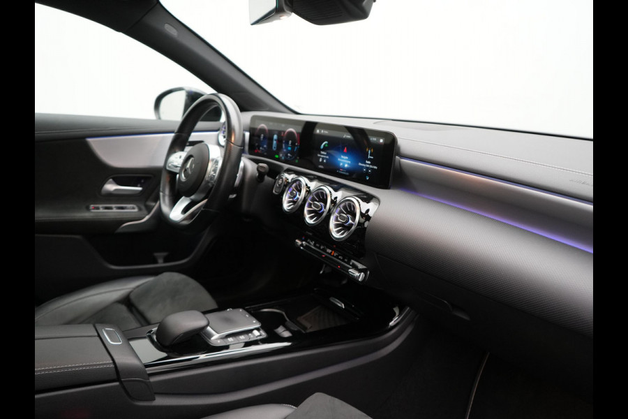 Mercedes-Benz A-Klasse 250 e AMG Line PHEV 218pk | Panodak | Multibeam LED | Alcantara Sportstoelen Verwarmd | Apple Carplay | Sfeerverlichting | Blis | Cruise Control | Navigatie | Virtual | DAB | Plug In Hybrid |
