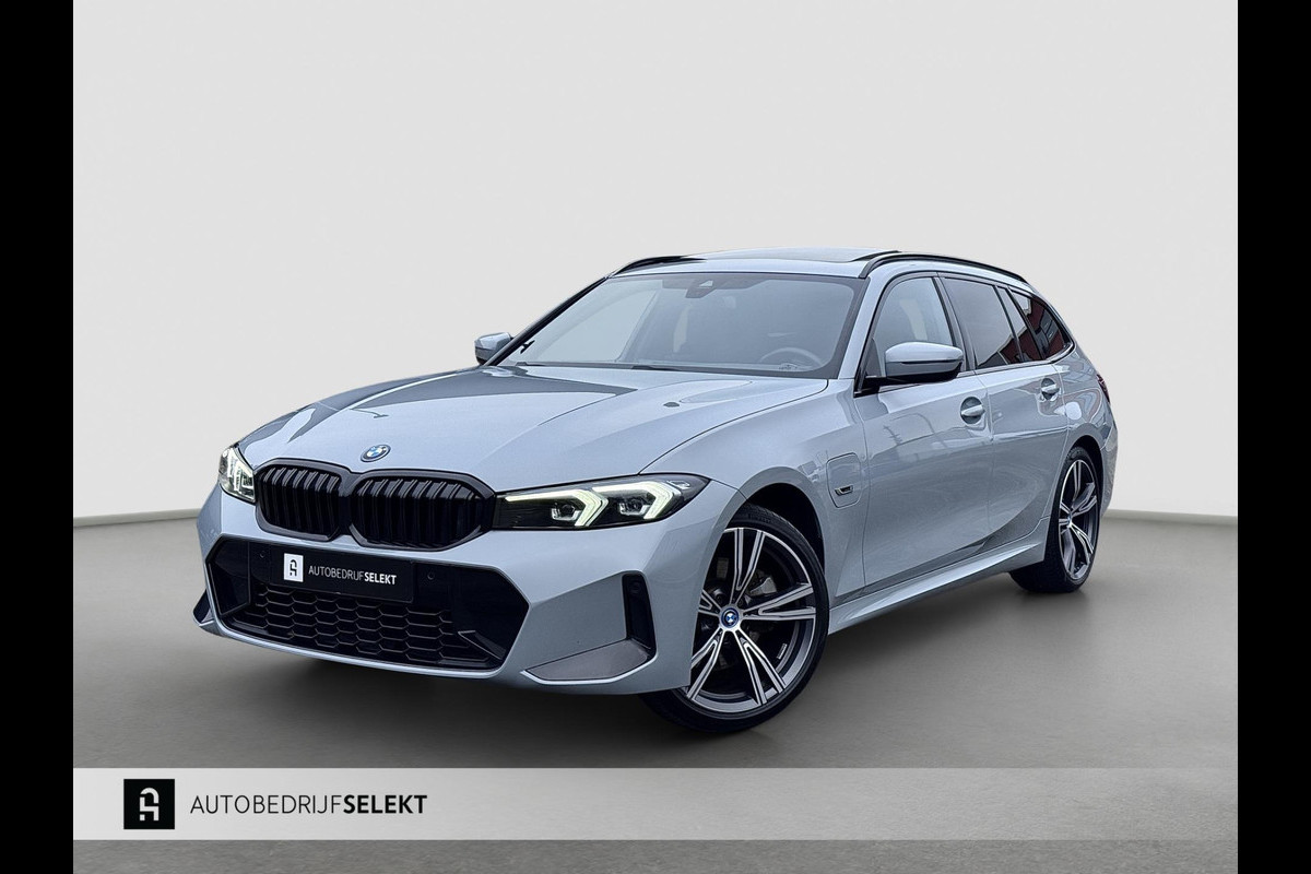 BMW 3 Serie Touring 320e | M-Sport | Pano | Harman Kardon | 19 inch | Carbon | Stuurwiel verwarmd | Individual | Brooklyn Grey