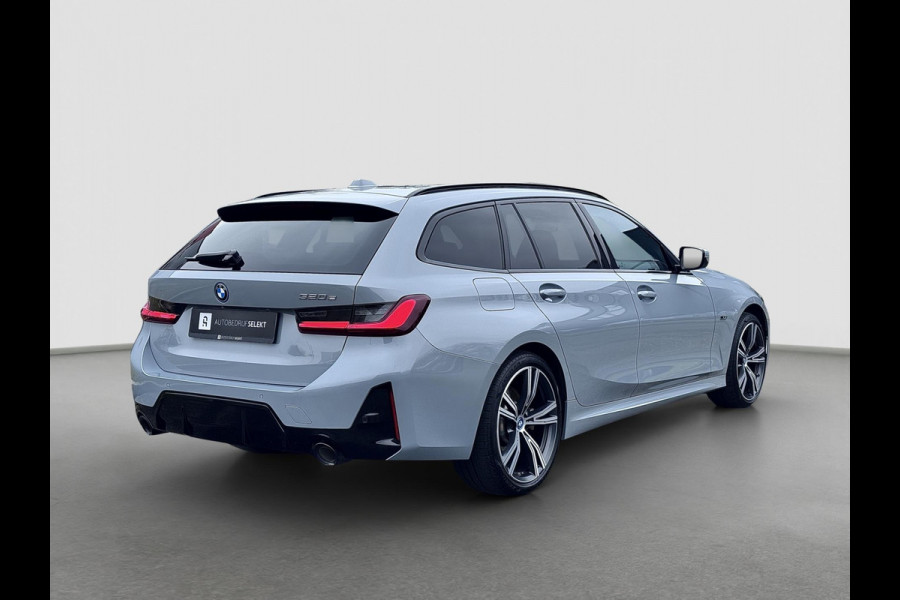 BMW 3 Serie Touring 320e | M-Sport | Pano | Harman Kardon | 19 inch | Carbon | Stuurwiel verwarmd | Individual | Brooklyn Grey