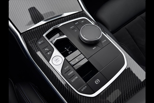 BMW 3 Serie Touring 320e | M-Sport | Pano | Harman Kardon | 19 inch | Carbon | Stuurwiel verwarmd | Individual | Brooklyn Grey