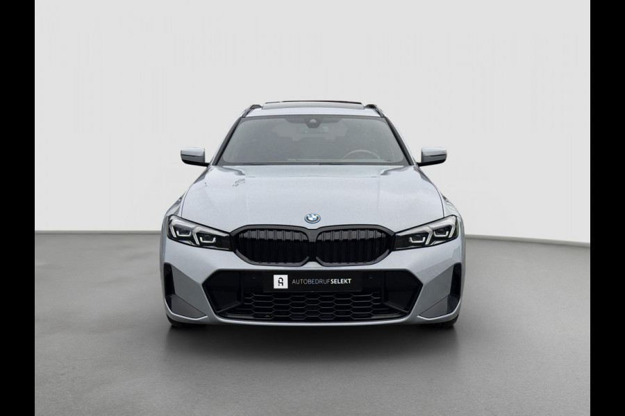 BMW 3 Serie Touring 320e | M-Sport | Pano | Harman Kardon | 19 inch | Carbon | Stuurwiel verwarmd | Individual | Brooklyn Grey