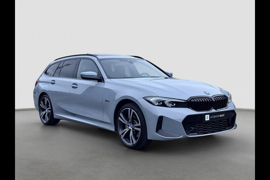 BMW 3 Serie Touring 320e | M-Sport | Pano | Harman Kardon | 19 inch | Carbon | Stuurwiel verwarmd | Individual | Brooklyn Grey