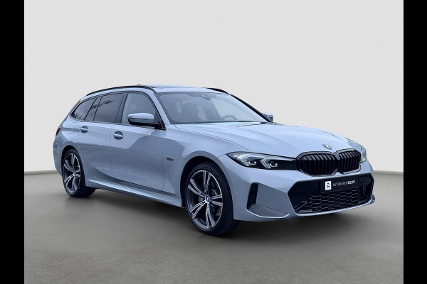 BMW 3 Serie Touring 320e | M-Sport | Pano | Harman Kardon | 19 inch | Carbon | Stuurwiel verwarmd | Individual | Brooklyn Grey