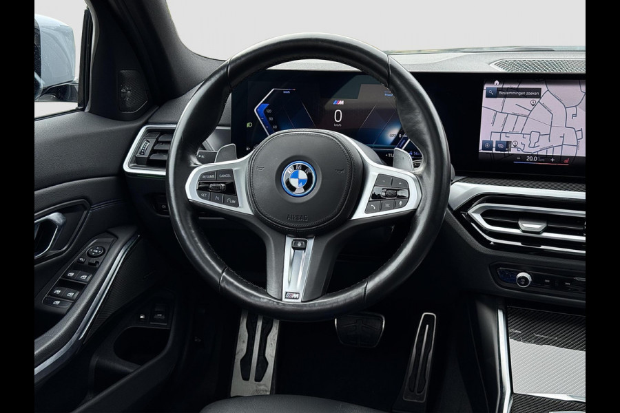 BMW 3 Serie Touring 320e | M-Sport | Pano | Harman Kardon | 19 inch | Carbon | Stuurwiel verwarmd | Individual | Brooklyn Grey