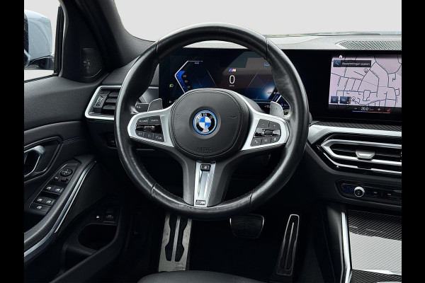 BMW 3 Serie Touring 320e | M-Sport | Pano | Harman Kardon | 19 inch | Carbon | Stuurwiel verwarmd | Individual | Brooklyn Grey
