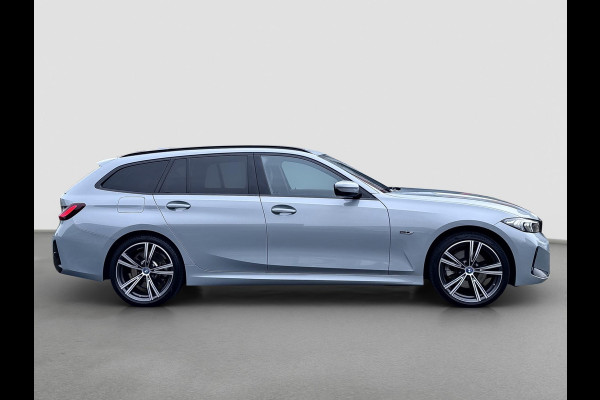 BMW 3 Serie Touring 320e | M-Sport | Pano | Harman Kardon | 19 inch | Carbon | Stuurwiel verwarmd | Individual | Brooklyn Grey