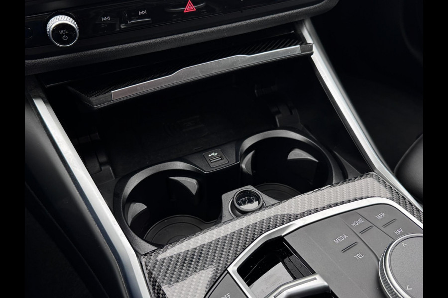 BMW 3 Serie Touring 320e | M-Sport | Pano | Harman Kardon | 19 inch | Carbon | Stuurwiel verwarmd | Individual | Brooklyn Grey
