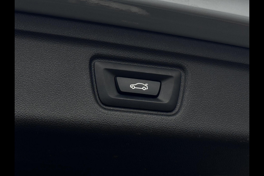 BMW 3 Serie Touring 320e | M-Sport | Pano | Harman Kardon | 19 inch | Carbon | Stuurwiel verwarmd | Individual | Brooklyn Grey