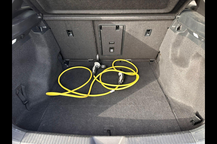 Volkswagen ID.4 First 77 kWh | SOH: 88,9% | Trekhaak | Leder Alcantara | Adaptive CC |