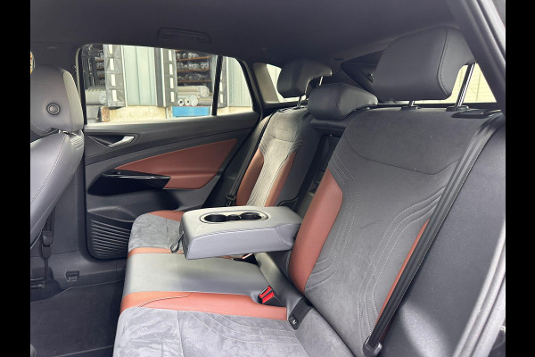 Volkswagen ID.4 First 77 kWh | SOH: 88,9% | Trekhaak | Leder Alcantara | Adaptive CC |