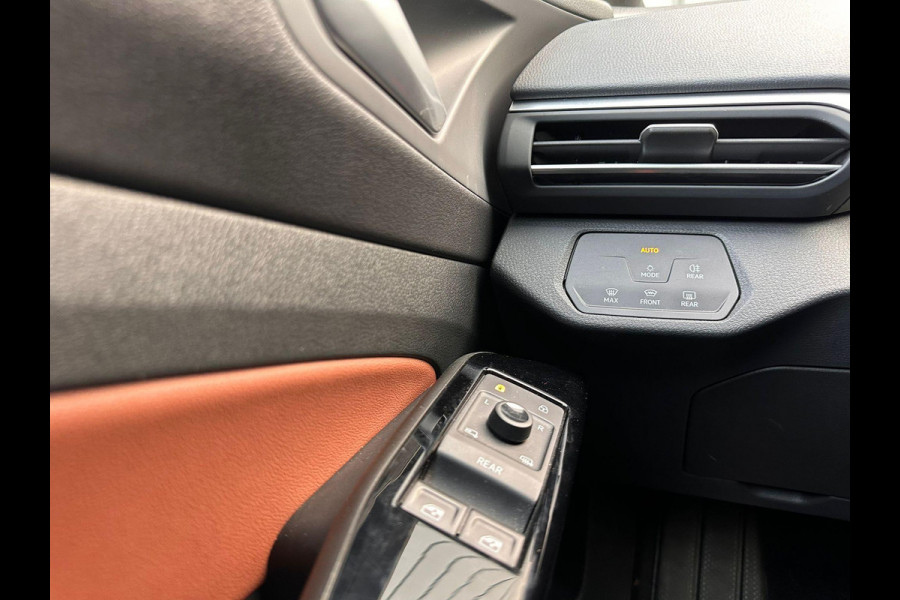 Volkswagen ID.4 First 77 kWh | SOH: 88,9% | Trekhaak | Leder Alcantara | Adaptive CC |