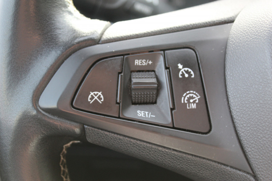 Opel Astra 1.0 Turbo Online Edition 5deurs , zeer nette auto Climate control , Cruise control , Navigatie , Bluetooth Parkeersensoren achter en voor