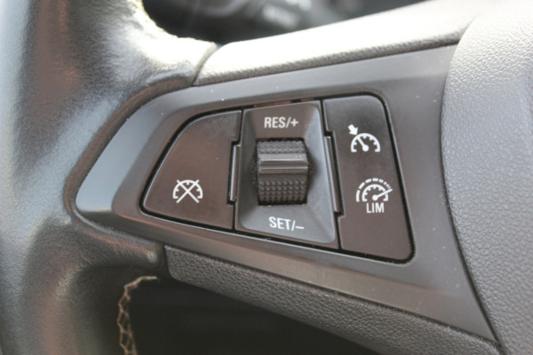 Opel Astra 1.0 Turbo Online Edition 5deurs , zeer nette auto Climate control , Cruise control , Navigatie , Bluetooth Parkeersensoren achter en voor