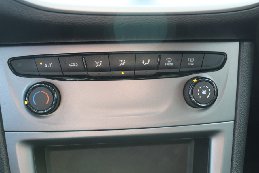 Opel Astra 1.0 Turbo Online Edition 5deurs , zeer nette auto Climate control , Cruise control , Navigatie , Bluetooth Parkeersensoren achter en voor