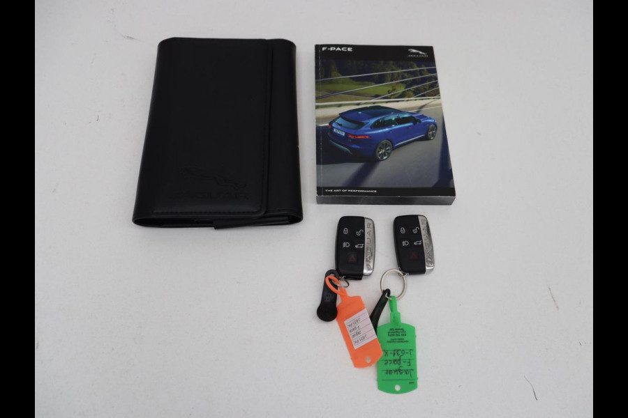 Jaguar F-Pace 2.0 R-Sport AWD 25t | Panoramadak | Leder | Stoelverwarming | Bi-Xenon | Camera | Navigatie | 20'' | Meridian Surround | Bluetooth | Cruise control | Parkeerhulp | Climate control