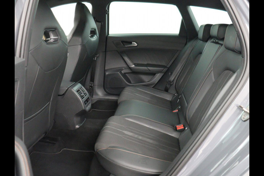 CUPRA Leon 1.4 eHybrid VZ | 245pk | Stoelverwarming | Carplay | Sfeerverlichting | Adaptive cruise | Navigatie | Full LED | Half leder | Stuurverwarming | Camera | Full LED | Keyless | PHEV | Plug In