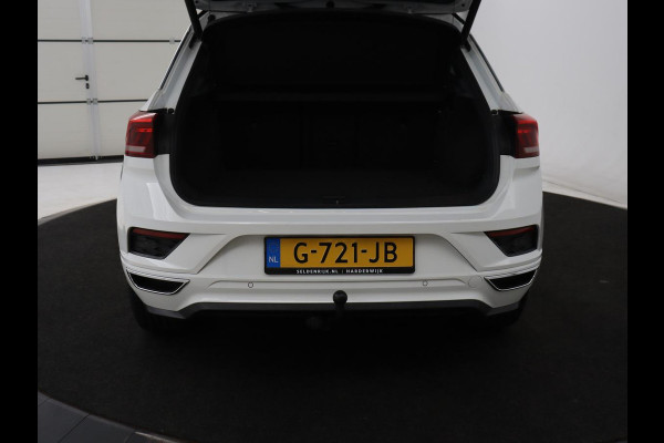 Volkswagen T-Roc 1.5 TSI Sport R Line | Trekhaak | Carplay | Full LED | Navigatie | Virtual Cockpit | Adaptive cruise | Parkeerhulp | 18'' | Climate control | Bluetooth | Getint glas