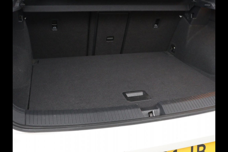 Volkswagen T-Roc 1.5 TSI Sport R Line | Trekhaak | Carplay | Full LED | Navigatie | Virtual Cockpit | Adaptive cruise | Parkeerhulp | 18'' | Climate control | Bluetooth | Getint glas