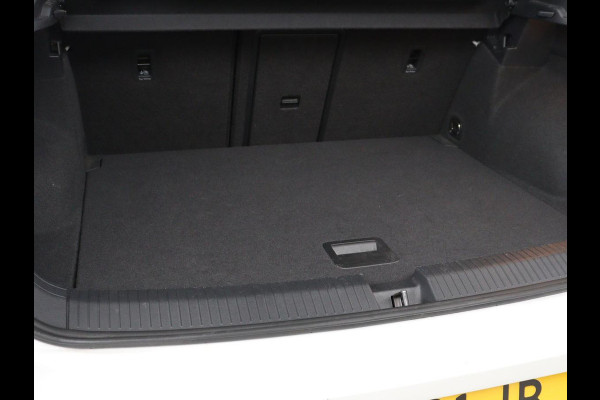 Volkswagen T-Roc 1.5 TSI Sport R Line | Trekhaak | Carplay | Full LED | Navigatie | Virtual Cockpit | Adaptive cruise | Parkeerhulp | 18'' | Climate control | Bluetooth | Getint glas