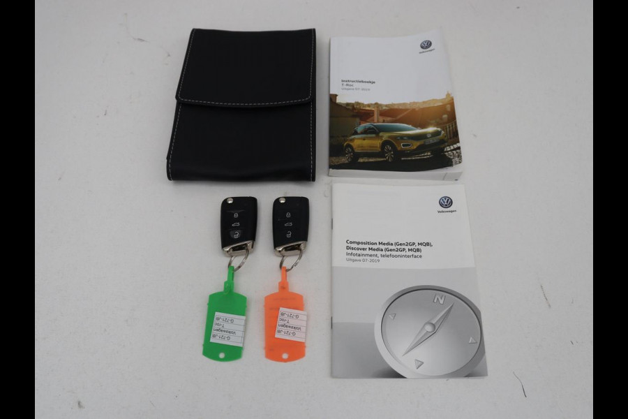 Volkswagen T-Roc 1.5 TSI Sport R Line | Trekhaak | Carplay | Full LED | Navigatie | Virtual Cockpit | Adaptive cruise | Parkeerhulp | 18'' | Climate control | Bluetooth | Getint glas